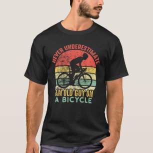 Vintage onderschat nooit een oud Man op een fiets T-shirt