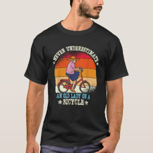 Vintage onderschat nooit een oude dame op een bicy t-shirt