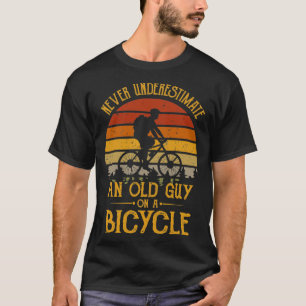 Vintage onderschat nooit een oude man op een fiets t-shirt