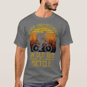 Vintage onderschat nooit een oude man op een fiets t-shirt