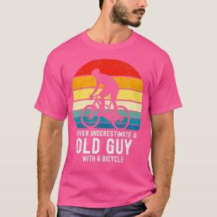 Vintage onderschat nooit een oude man op een fiets t-shirt