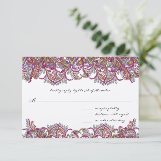 Vintage Paisley Raspberry Feathers RSVP Kaartje (Staand voorkant)