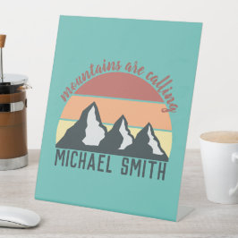 Vintage pastels bergen roepen monogram hemel reclamebord met voetstuk