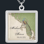 Vintage Peacock & Etchings Bride's Ketting<br><div class="desc">Deze elegante pauw, damask en etchings design zijn te vinden op een breed scala aan trouwproducten, inclusief uitnodigingen. Dit sterling Silver keepasebesta ketting is perfect voor een Vrijgezellenfeest cadeau aan de bruid, voor bruidskaarten voor sieraden die draag worden voor de bruiloft. U kunt de bruid- en bruidenaam vervangen door een...</div>
