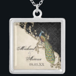 Vintage Peacock & Etchings Bride's Ketting<br><div class="desc">Deze elegante pauw, damask en etchings design zijn te vinden op een breed scala aan trouwproducten, inclusief uitnodigingen. Dit sterling Silver keepasebesta ketting is perfect voor een Vrijgezellenfeest cadeau aan de bruid, voor bruidskaarten voor sieraden die draag worden voor de bruiloft. U kunt de bruid- en bruidenaam vervangen door een...</div>