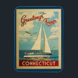 Vintage-reis voor Connecticut-zeilboot Magneet<br><div class="desc">Deze Greetings From Connecticut vintage reis nautical design is voorzien van een boot die op het water zeilt met zeemijlen en een blauwe hemel gevuld met prachtige,  witte wolken.</div>