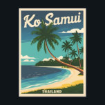 Vintage Reizen Koh Samui Thailand Retro Graphic Briefkaart<br><div class="desc">Stap in het tropische paradijs van Koh Samui met dit vintage reisgeïnspireerde ontwerp. Dit ontwerp weerspiegelt de serene stranden en weelderige oerwouden van het eiland en legt de essentie van de tijdloze allure van Koh Samui vast in een retro-esthetiek die doet denken aan klassieke reisposters.</div>