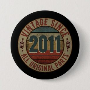 VINTAGE SINDS 2011 ALLE ORIGINELE ONDERDELEN. RONDE BUTTON 7,6 CM