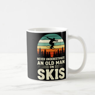 Vintage skishirt onderschat een oude man niet op koffiemok