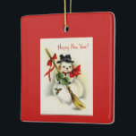 Vintage Snowman Keramisch Ornament<br><div class="desc">Aan de voorkant van deze keramische sieraad staat een stuitend,   afbeelding van een sneeuwpop met wensen voor een "gelukkig nieuwjaar". De andere kant kenmerkt vers door Jacqueline Ann Piech voor het Nieuwjaar. Het maakt een perfecte versiering voor je kerstboom of geeft als cadeau voor poëzie en sneeuwpoppetjes!</div>