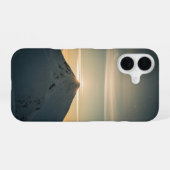 Vintage Snowy Mountain Peak iPhone 16 Hoesje (Achterkant horizontaal)