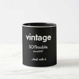 vintage SO!Trouble logo en slogan op zwart Mok
