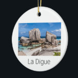 Vintage strand van de Seychellen La Digue Anse Mar Keramisch Ornament<br><div class="desc">Seychellen La Digue Anse Marron strand ontwerp voor vakantie. Seychellen in het eilandlandschap van de Indische Oceaan met panoramisch strandsouvenir voor reizen La Digue en Praslin. Seychelles Beach Art voor Mahe vakantiegangers en backpackers. Seychellen Indische Oceaan panorama souvenir met La Digue Beach en Anse Marron. Seychellen landschapsontwerp voor backpackers en...</div>
