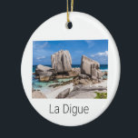 Vintage strand van de Seychellen La Digue Anse Mar Keramisch Ornament<br><div class="desc">Seychellen La Digue Anse Marron strand ontwerp voor vakantie. Seychellen in het eilandlandschap van de Indische Oceaan met panoramisch strandsouvenir voor reizen La Digue en Praslin. Seychelles Beach Art voor Mahe vakantiegangers en backpackers. Seychellen Indische Oceaan panorama souvenir met La Digue Beach en Anse Marron. Seychellen landschapsontwerp voor backpackers en...</div>
