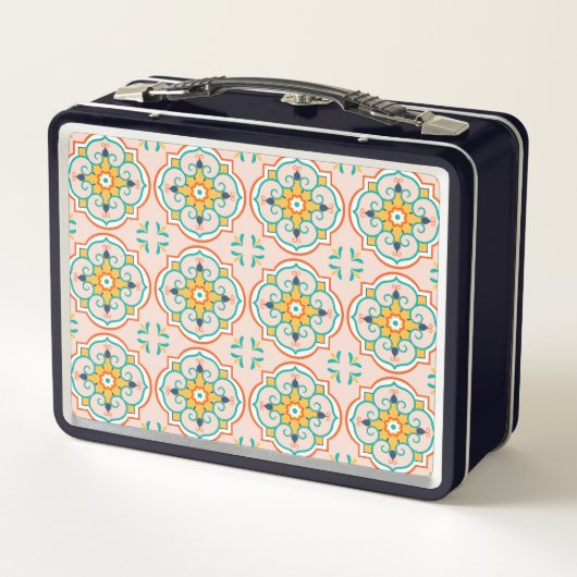 Vintage-style lunchbox featuring a repeating  (Achterkant)