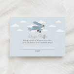 Vintage Travel Airplane Diaper Raffle Ticket Informatiekaartje<br><div class="desc">Moedig uw gasten van het baby shower aan om een pakket doekjes voor uw kleine met dit Luiere Raffle kaartje uitnodigingstussenvoegsel te brengen,  die een  vliegtuig met neutrale details voorzien.</div>