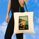 Vintage Travel, Italiaanse kuststrand Amalfi Tote Bag<br><div class="desc">afbeelding van het Europese reisposter of bagageetiket van de Italiaanse Amalfi-kust met het prachtige blauwe mediterrane Zee,  de beroemde steile kliffen van Amalfi en een rode geraniumbloem op de voorgrond. De tekst luidt Amalfi Italia.</div>