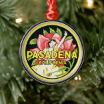 Vintage Travel, Pasadena California, Lady en Roos Metalen Ornament<br><div class="desc">Vintage illustratie reisbagage-label afbeelding met een vrouw in een prachtige roze roze roze roze roze bloem in de parade van Rozen op nieuwjaarsdag in Pasadena,  Californië.</div>