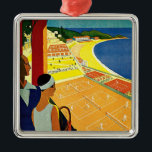 Vintage Travel, Tennis, Sport, Monte Carlo Monaco Metalen Ornament<br><div class="desc">Een  afbeelding van het Europese reisposter of bagageetiket van Monte Carlo in Monaco,  met een paar tennisrackets en een tennistoernooi in de buurt van het strand en het mooie blauwe mediterrane Zee. Liefde en romance voor de tennisrechtbanken. Monte Carlo is de beroemdste van zijn casino,  Le Grand Casino.</div>