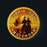 Vintage Travel, Victoria Hotel, Amsterdam, Holland Ronde Button 5,7 Cm<br><div class="desc">illustratie Europese reisposter of bagagelabel uit het Victoria Hotel,  Amsterdam,  Nederland,  met een man en een vrouw in een traditionele jurk en met een blogs. Een windmolen,  zeilboot op de oceaan en een gele zonsondergang bevinden zich achter een silhouet van een gelukkig stel.</div>