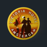 Vintage Travel, Victoria Hotel, Amsterdam, Holland Ronde Button 5,7 Cm<br><div class="desc">illustratie Europese reisposter of bagagelabel uit het Victoria Hotel,  Amsterdam,  Nederland,  met een man en een vrouw in een traditionele jurk en met een blogs. Een windmolen,  zeilboot op de oceaan en een gele zonsondergang bevinden zich achter een silhouet van een gelukkig stel.</div>