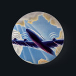 Vintage Travel, vliegtuig vliegend in wolken in Sk Ronde Button 5,7 Cm<br><div class="desc">Vintage illustratie reis- en transportvliegtuig met een vliegtuig dat door de lucht vliegt. Zonnestralen stromen door de witte fluffy wolken.</div>
