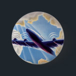 Vintage Travel, vliegtuig vliegend in wolken in Sk Ronde Button 5,7 Cm<br><div class="desc">Vintage illustratie reis- en transportvliegtuig met een vliegtuig dat door de lucht vliegt. Zonnestralen stromen door de witte fluffy wolken.</div>