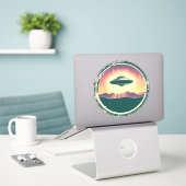 Vintage UFO bij zonsondergang Sticker (Laptop op bureau)