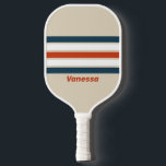 Vintage Vluchtdek Over de Baan met Naam Pickleball Paddle<br><div class="desc">Vintage Flight Deck Across Striping met Name Pickleball Paddle roept klassieke, avontuurlijke energie op, waarbij felle, door de luchtvaart geïnspireerde tinten worden gecombineerd met vloeiende patronen die beweging en ritme op het veld suggereren. Het opvallende ontwerp brengt persoonlijkheid en flair in elke rally, waardoor elke wedstrijd verandert in een geestdriftige...</div>