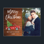 Vintage Vrachtpaar met houten penseel Briefkaart<br><div class="desc">Rustic Wood Waterverf  Red Truck met kerstboom - Merry Kerstmis Couple Photo Briefkaart</div>