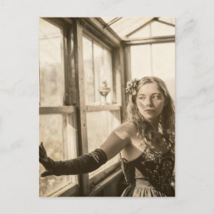 Vintage vrouw in een kas briefkaart