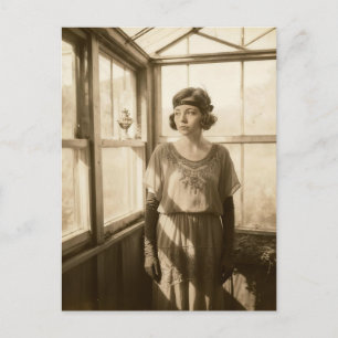 Vintage vrouw in een kas sepia foto briefkaart