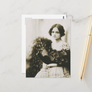 Vintage vrouw in pauwenveren briefkaart