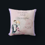 Vintage Weddenschap Paars met roze roze roze geper Kussen<br><div class="desc">Een retro stijl kussen met gepersonaliseerde bruiloft details. Een elegante illustratie set op een roze achtergrond met vervaagde roze rozen. Een fancy trouwkoppel illustratie in een liefdevolle omhelzing geschilderd met waterverven. Chique en stijlvol met een armoedige ouderwetse flair. De linker- en rechterzijde van het kussen hebben een pastel paarse rand...</div>
