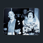 Vintage Wedding Afbeelding Happy Couple Funny Brid Magneet<br><div class="desc">Vintage bruiloft afbeelding van een estatische bruid en haar luierbruin. Afbeelding hersteld en verbeterd door Scenesfromthepast.net. Dit afbeelding zou geweldig zijn voor Save the Dates,  uitnodigingen of giften voor de trouwpartij.</div>