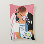 Vintage Wedding, Bride en Groom Passen getrouwd zo Accent Kussen<br><div class="desc">Je mag nu de bruid kussen.  illustratie huwelijksontwerp met bride- en groomliefhebbers die zoenen tijdens hun huwelijksceremonie. Het knappe Ierse man met gemberhaar draagt een tuxedo en de mooie vrouw draagt een traditionele trouwjurk,  met een sluier en met een bouquet tuinbloemen. De gelukkige echtgenoot en vrouw zijn pas oud.</div>