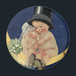 Vintage Wedding, Cute Bride en Groom on a Moon Magneet<br><div class="desc">illustratie liefde en romance bruiloft afbeelding met een schattig baby dat op een halve maan in de nachtelijke hemel zit met jumelende sterren. De bruid heeft een pure sluier en een bruinkoolbloem en de bruidegom heeft een tophoed.</div>
