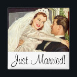 Vintage Wedding Passen getrouwd, Happy Bride en Gr Magneet<br><div class="desc">Gewoon getrouwd. illustratie: liefde en romance afbeelding met de bruidegom die zijn nieuwe bruid over de grens vervoert na hun huwelijksceremonie. Het knappe man draagt zijn tuxedo en de mooie vrouw draagt een traditionele witte trouwjurk en sluier. De gelukkige nieuwsleden klaar voor hun huwelijksreis en een leven van gelukkig ooit...</div>