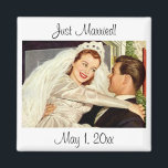 Vintage Wedding Passen getrouwd, Happy Bride en Gr Magneet<br><div class="desc">Gewoon getrouwd. illustratie: liefde en romance afbeelding met de bruidegom die zijn nieuwe bruid over de grens vervoert na hun huwelijksceremonie. Het knappe man draagt zijn tuxedo en de mooie vrouw draagt een traditionele witte trouwjurk en sluier. De gelukkige nieuwsleden klaar voor hun huwelijksreis en een leven van gelukkig ooit...</div>