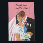 Vintage Wedding, Retro Bride en Groom Kissing Theedoek<br><div class="desc">illustratie liefde en romance afbeelding met een bruid en groom die zoenen tijdens hun huwelijksceremonie. Het man draagt een tuxedo en de vrouw draagt een traditionele trouwjurk met een sluier en houdt een boeket bloemen vast. De pasgetrouwde eerste kus als man en vrouw.</div>