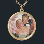 Vintage Wedding, Retro Bride en Groom Passen getro Goud Vergulden Ketting<br><div class="desc">illustratie liefde en romance ontwerp met een bruid in haar trouwjurk en de bruidegom in zijn tuxedo. Het gelukkige pasgetrouwde stel wordt omringd door mooie roze en witte bloemen voor de bloementuin.</div>
