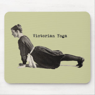 Vintage yogavrouw doet omhooggezichtshondpositie muismat
