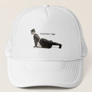 Vintage yogavrouw doet omhooggezichtshondpositie trucker pet