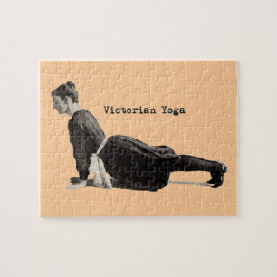 Vintage yogavrouw doet omhoogkijkende hondhouding legpuzzel