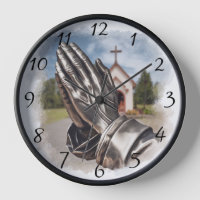 Vintage zilverachtige biddende handen met een kerk