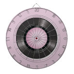 Vinylrecord Dartbord<br><div class="desc">Een cirkelvormige dartbord ontworpen om te lijken op een vinylplaat,  met een zwart midden met een roze spiraalpatroon dat naar buiten straalt.</div>