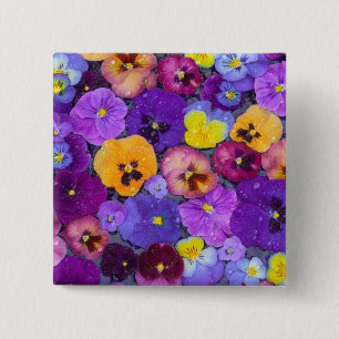 Viola bloemen drijvend in een vogelbad met dauw vierkante button 5,1 cm