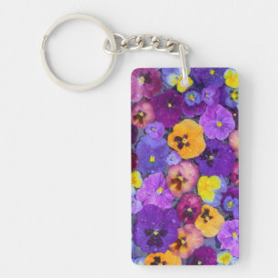 Viola bloemen drijvend in vogelbad met dauw sleutelhanger