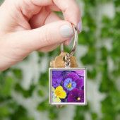 Viola bloemen drijvend in vogelbad met dauw sleutelhanger (Hand)