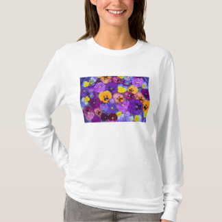Viola bloemen drijvend in vogelbad met dauw t-shirt
